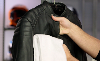 Comment entretenir le cuir./ How to maintain the leather.