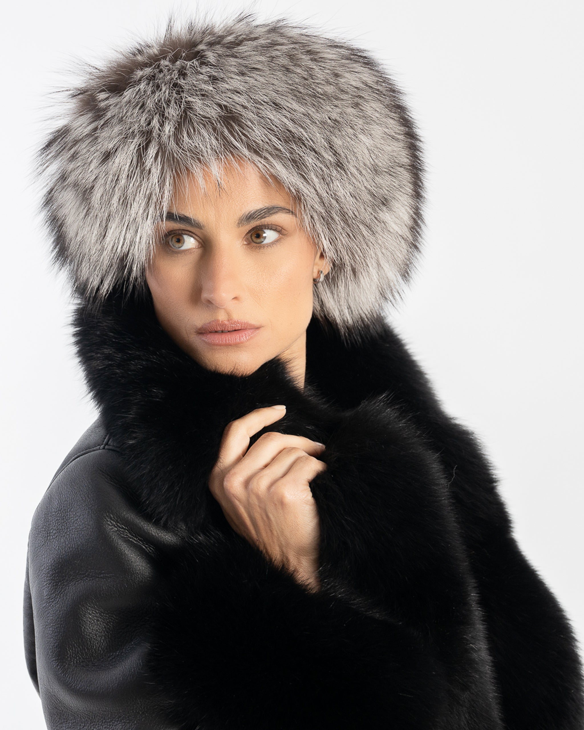 Chapeau en cuir et fourrure de renard argenté