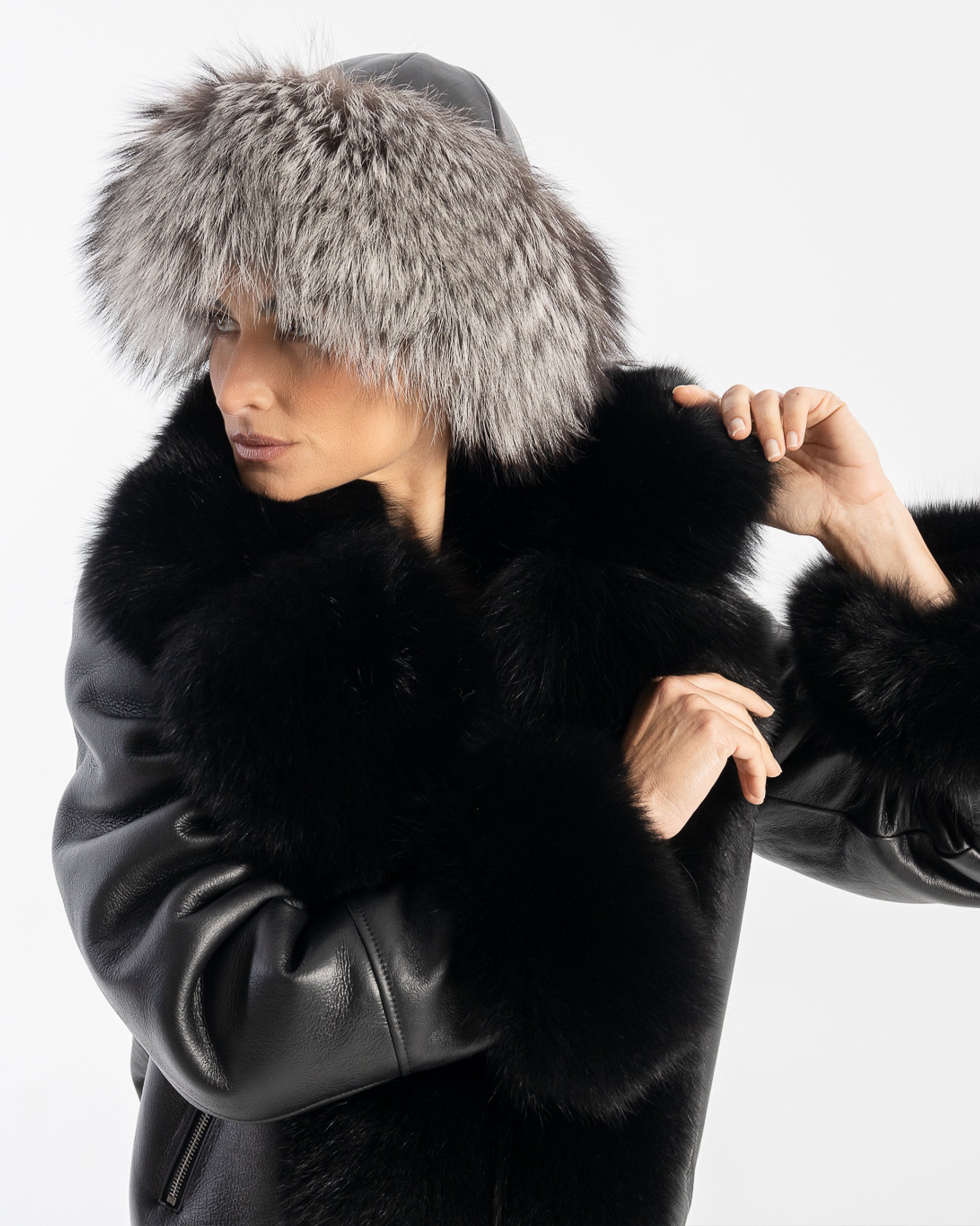 Chapeau en cuir et fourrure de renard argenté