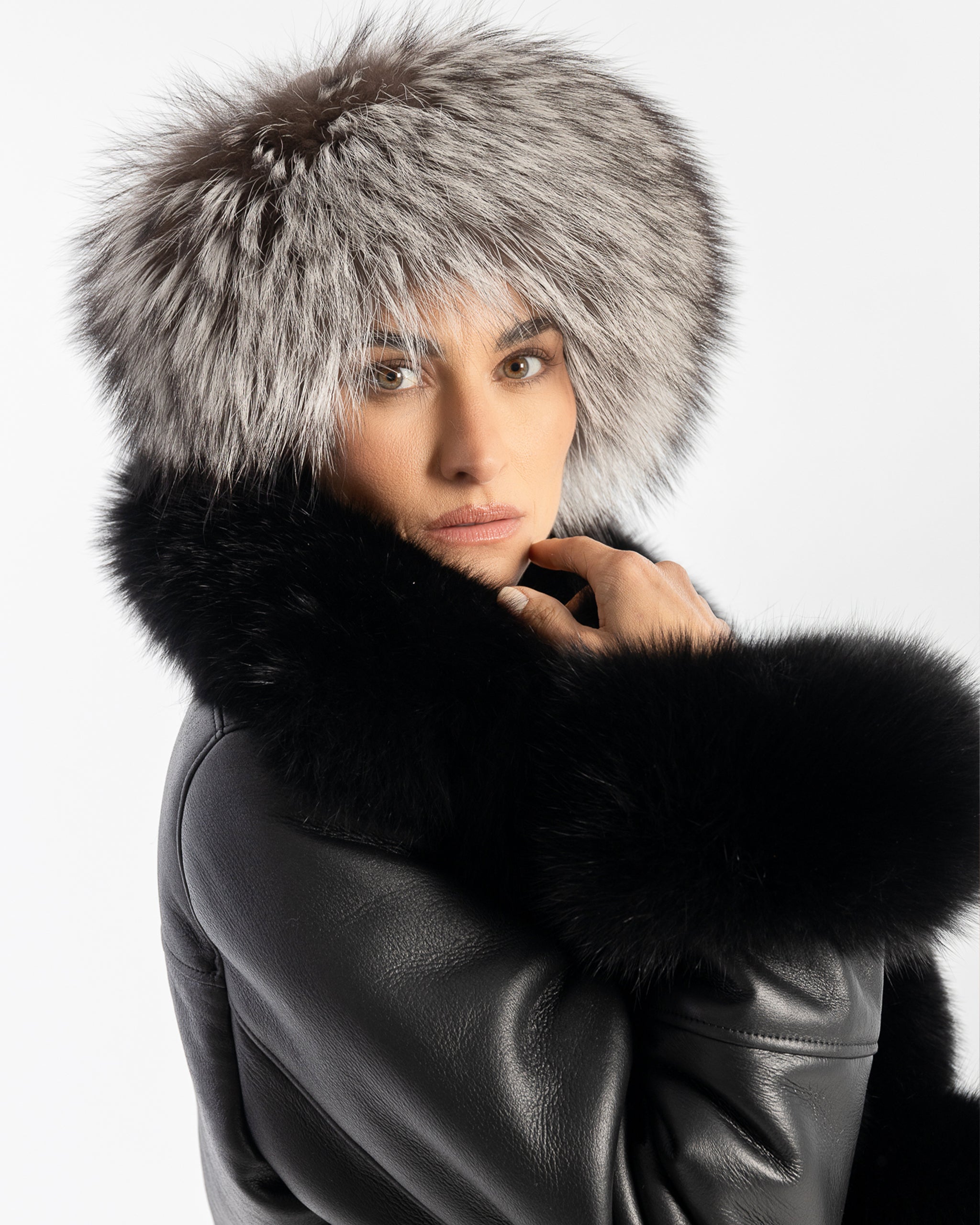 Chapeau en cuir et fourrure de renard argenté