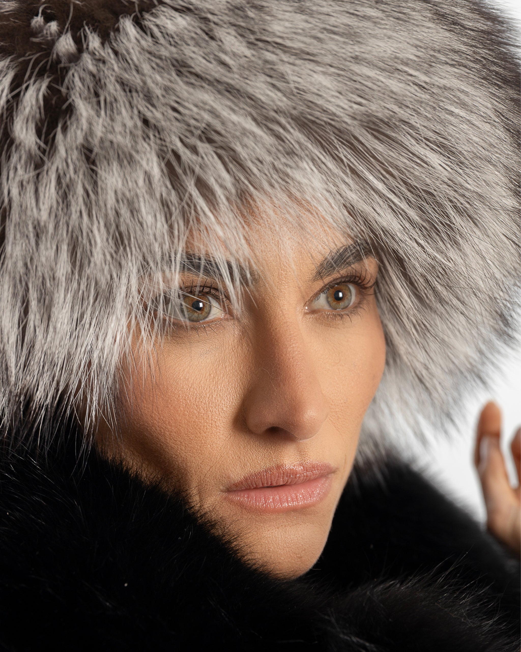Chapeau en cuir et fourrure de renard argenté