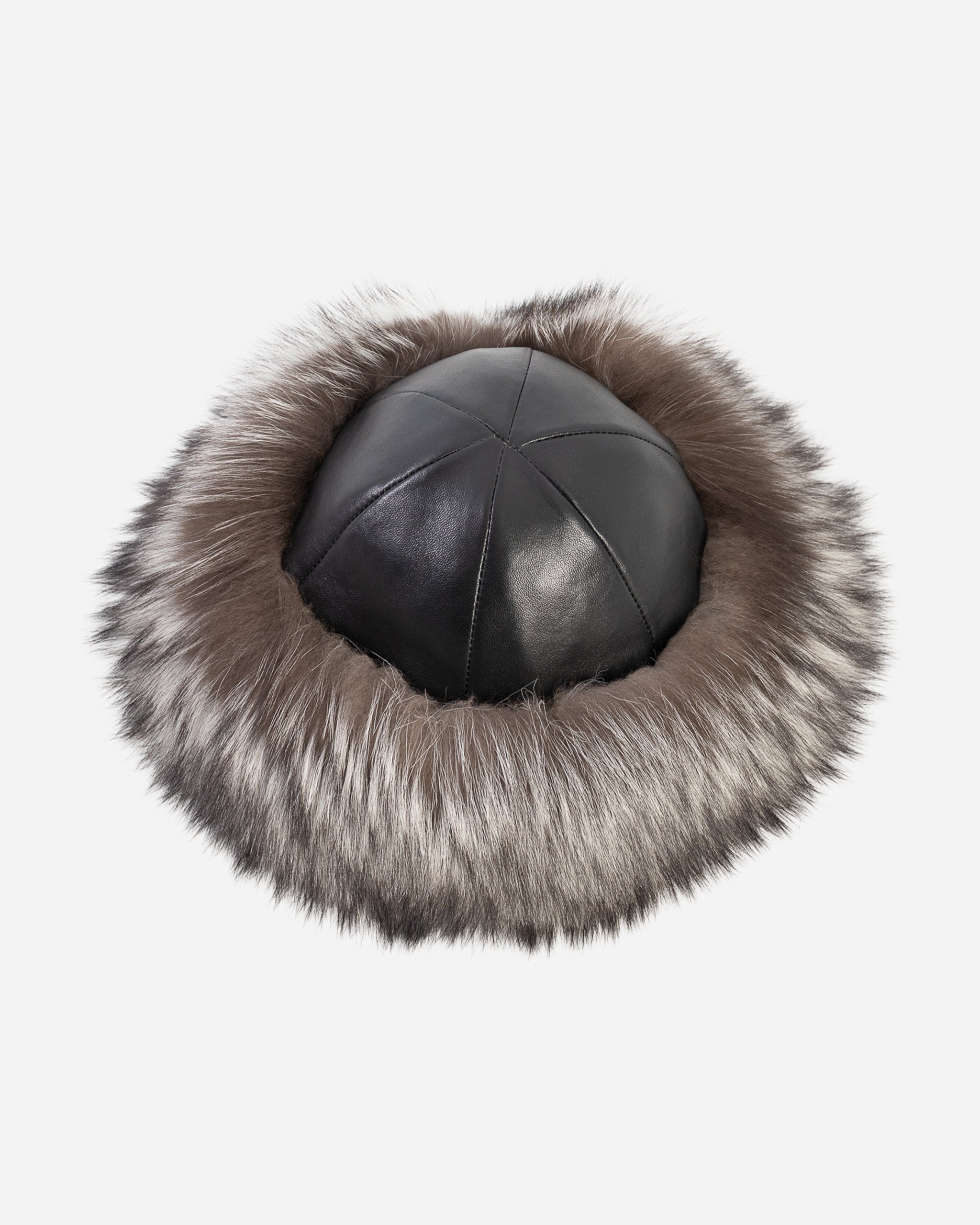 Chapeau en cuir et fourrure de renard argenté