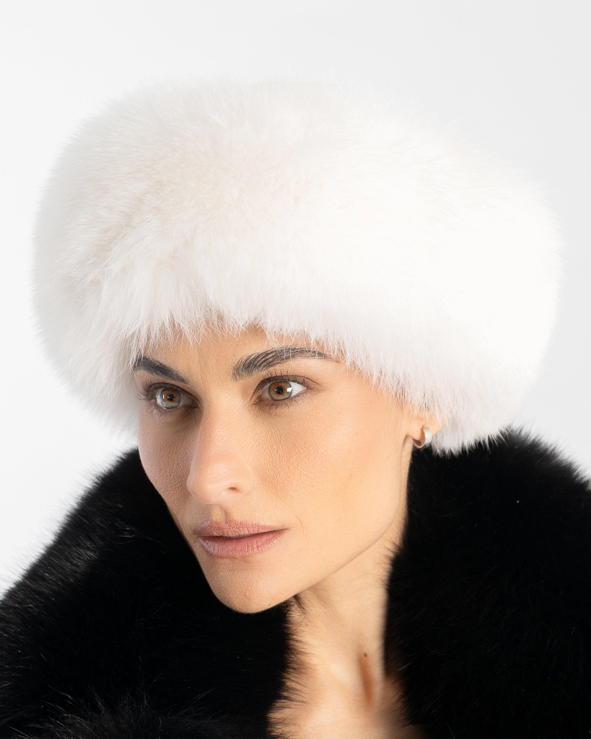 Chapeau en cuir et fourrure de renard blanc