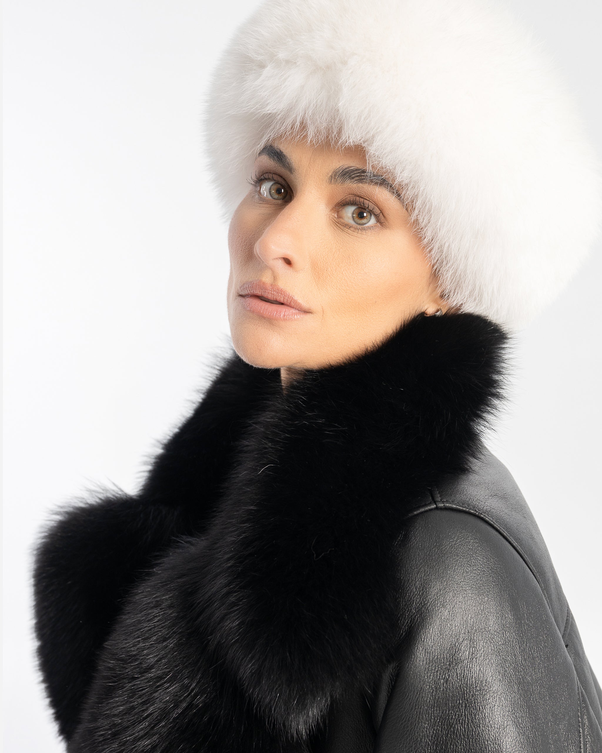 Chapeau en cuir et fourrure de renard blanc