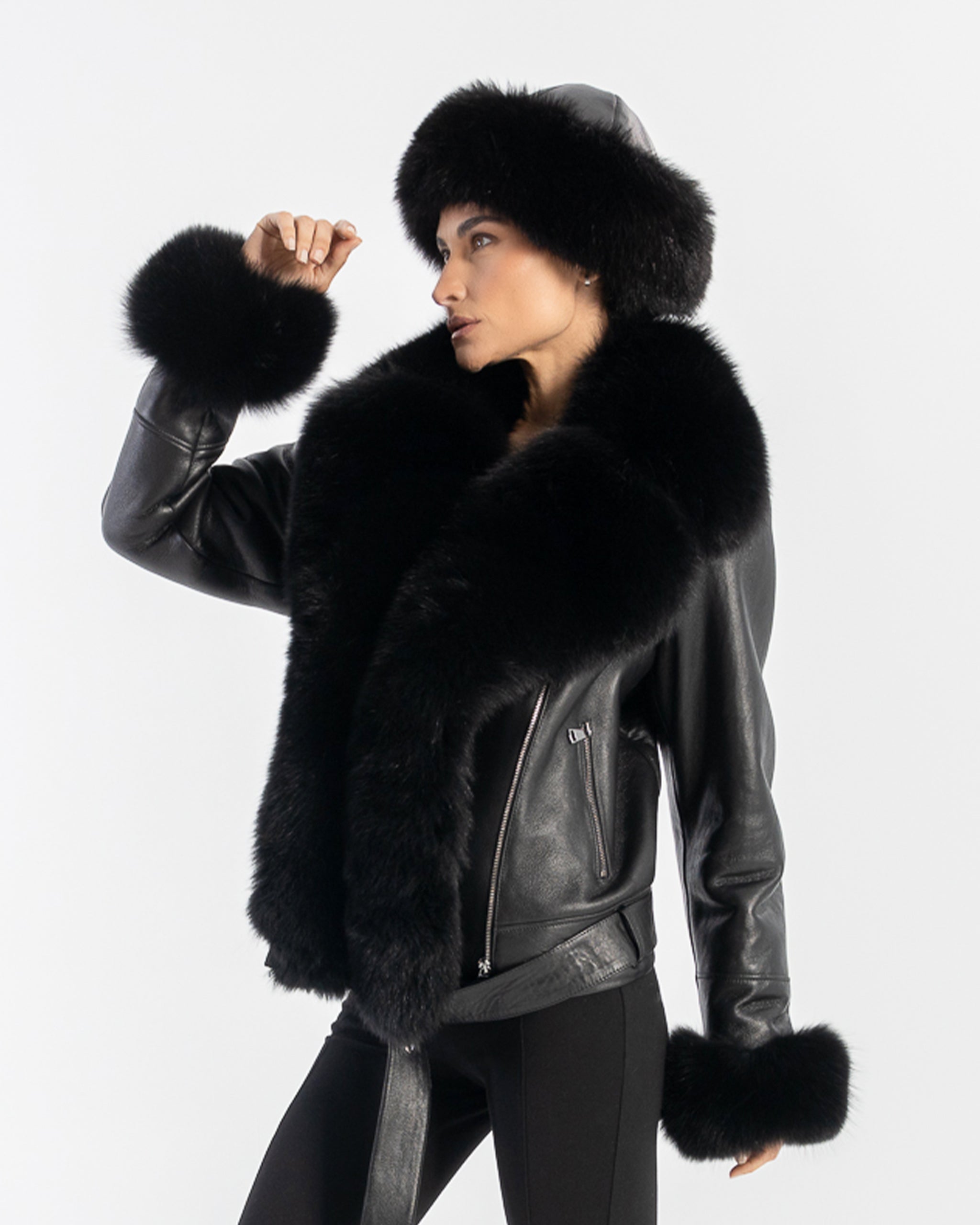 Chapeau en cuir et fourrure de renard noir