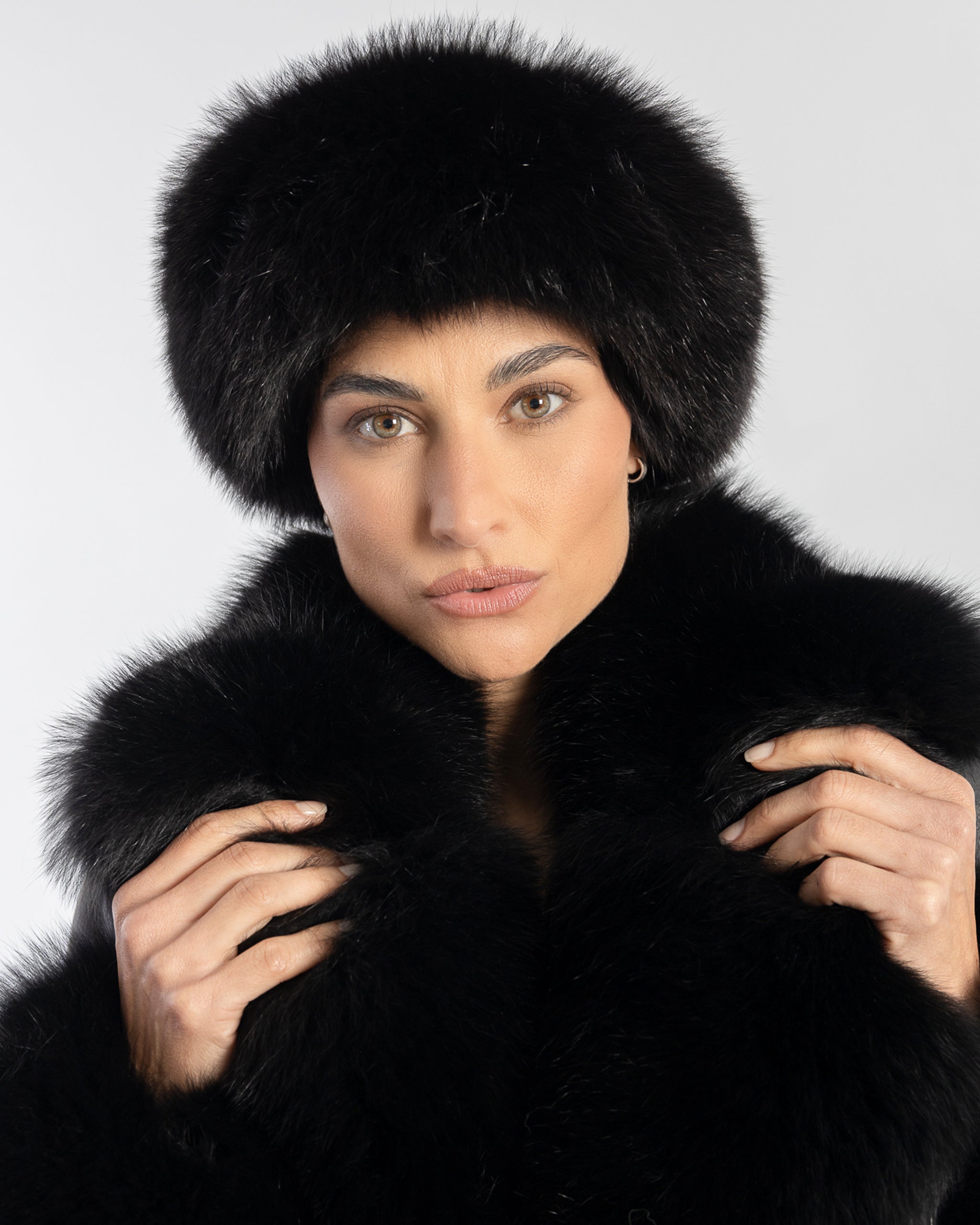 Chapeau en cuir et fourrure de renard noir