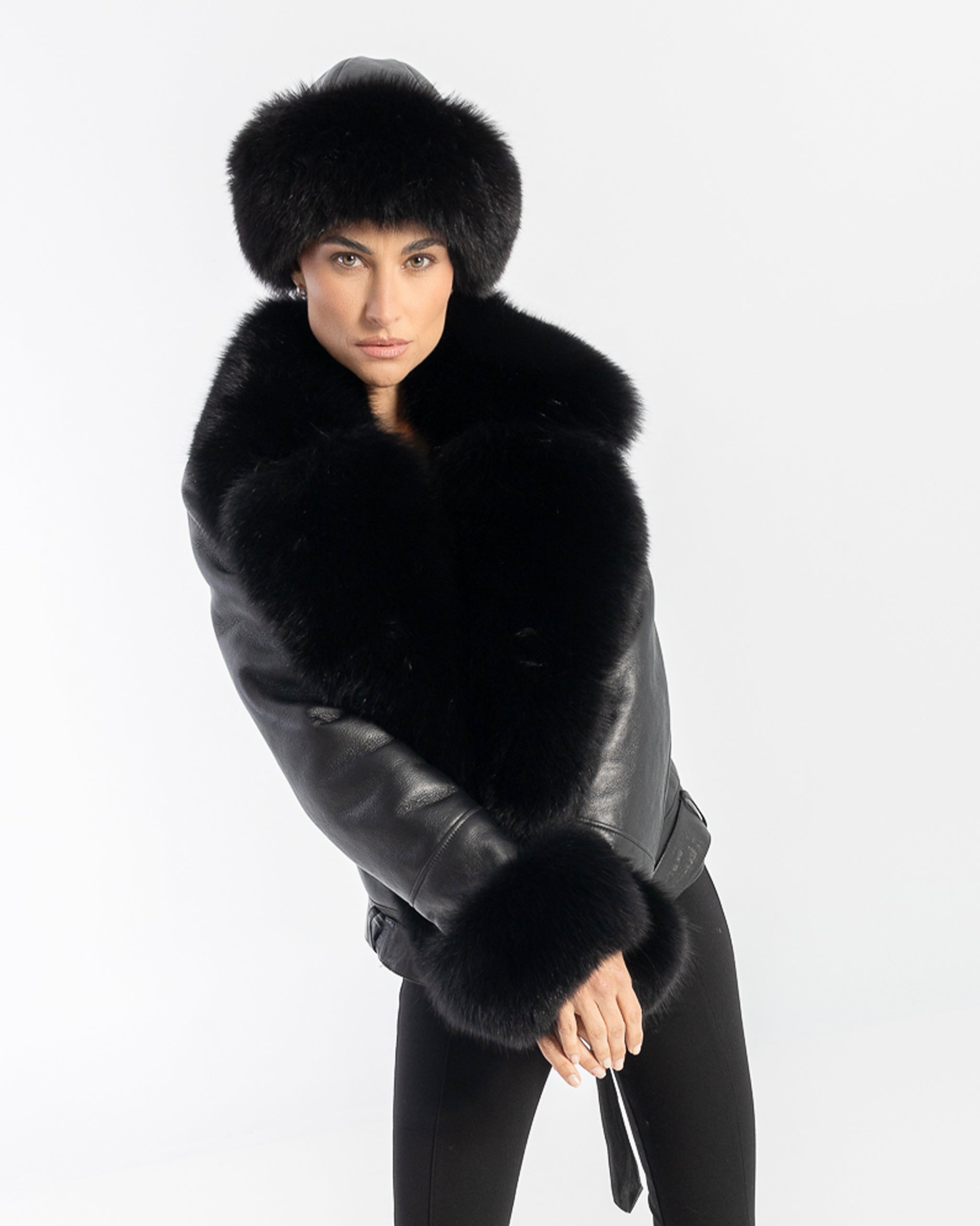Chapeau en cuir et fourrure de renard noir